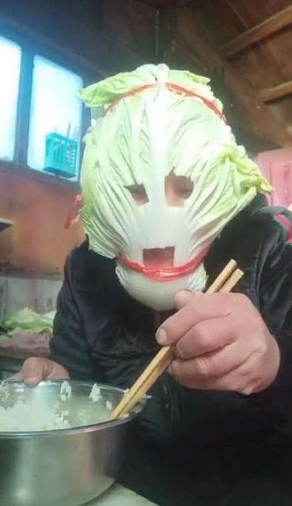 24085574 7947709 A man wearing a mask made of lettuce a 104 1580396509925