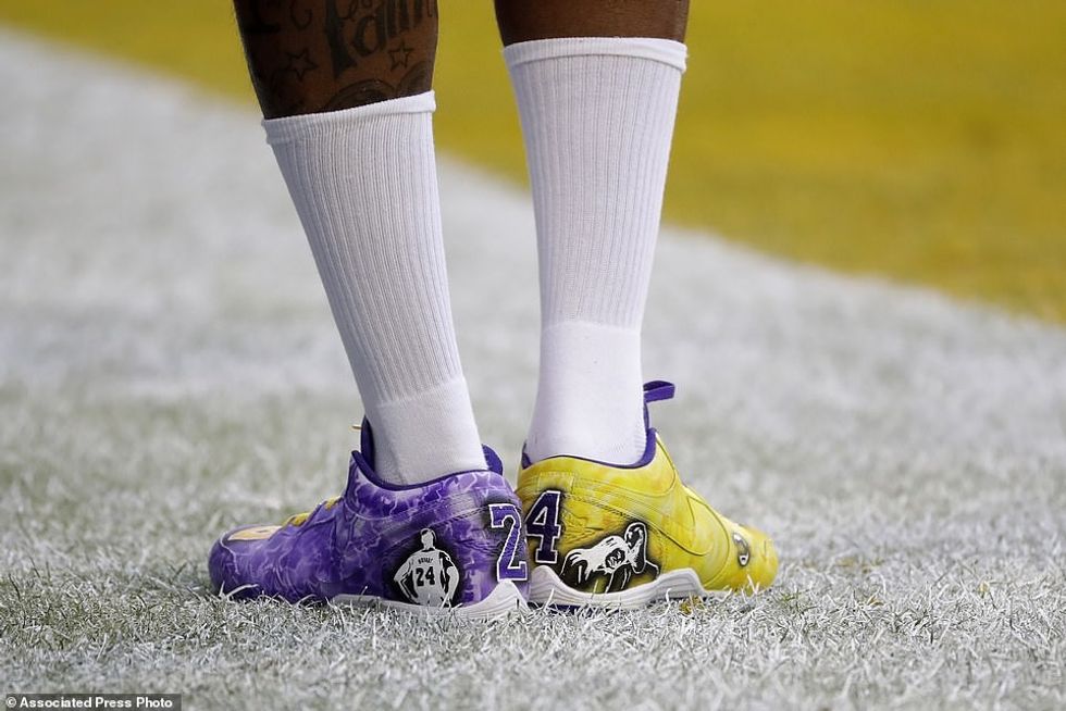24220812 7959355 Kansas City Chiefs Demarcus Robinson wears cleats honoring Kobe a 8 1580686354395