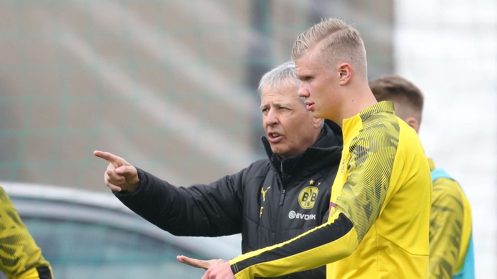 24420153 der dortmunder erling haaland bekommt anweisungen von trainer lucien favre vor dem training 1yea