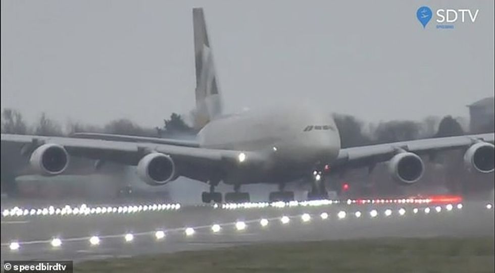 24806858 8009539 This plane landed almost sideways at Heathrow after the pilot wa a 21 1581867068242
