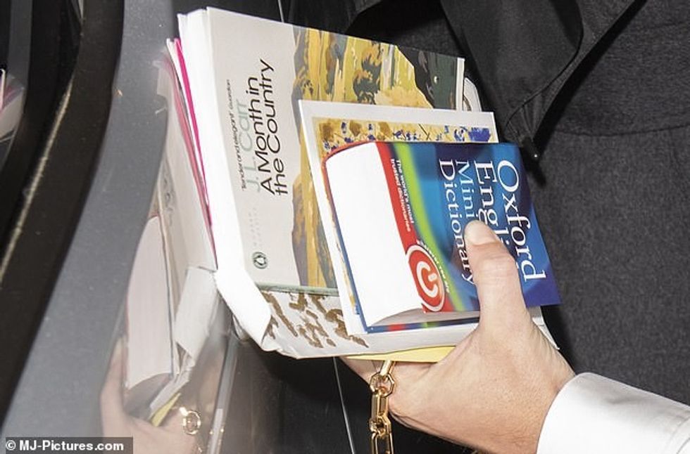 25070580 8033379 Helping hand Since Taylor had her hands full with the umbrella h a 29 1582419233246 1