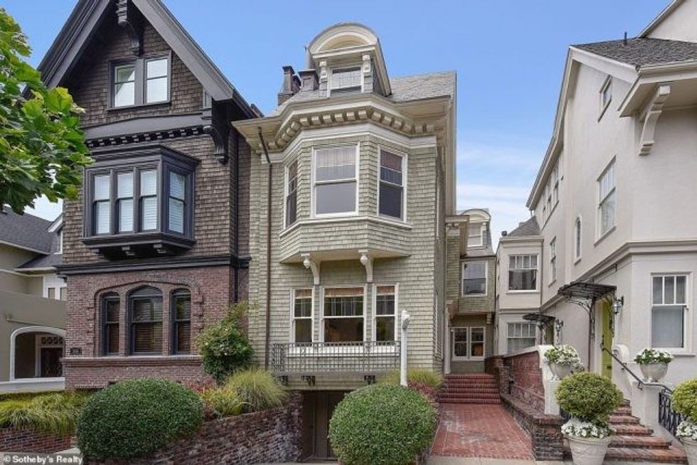 25343702 8058295 Overview Squeezed onto Washington Street in the city the green s a 136 1582944835561 1