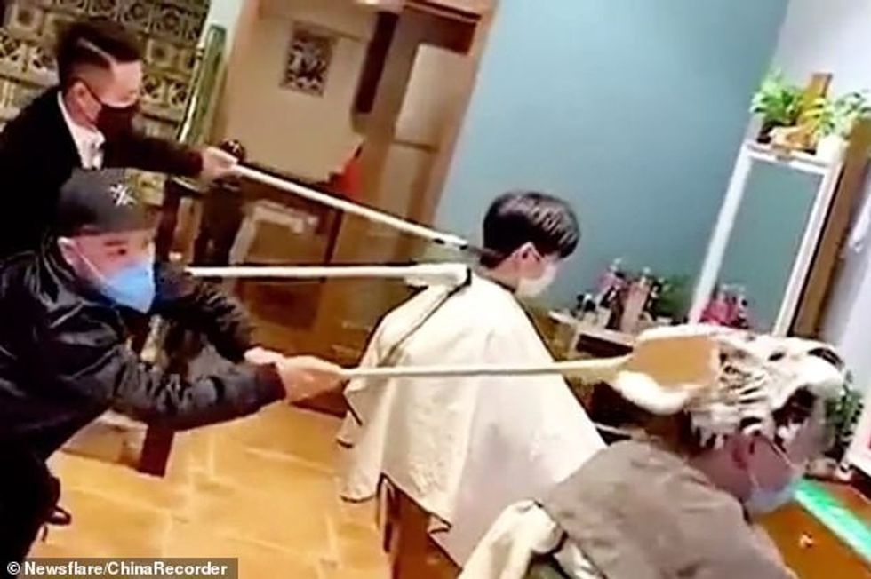 25522604 8073373 Chinese barbers have come up with a creative way to style their a 37 1583319519212