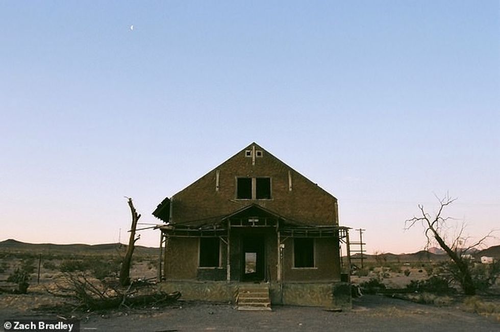 25627042 8083141 An abandoned house is left to rot in the baking sun in Ludlow Ca a 11 1583761942714