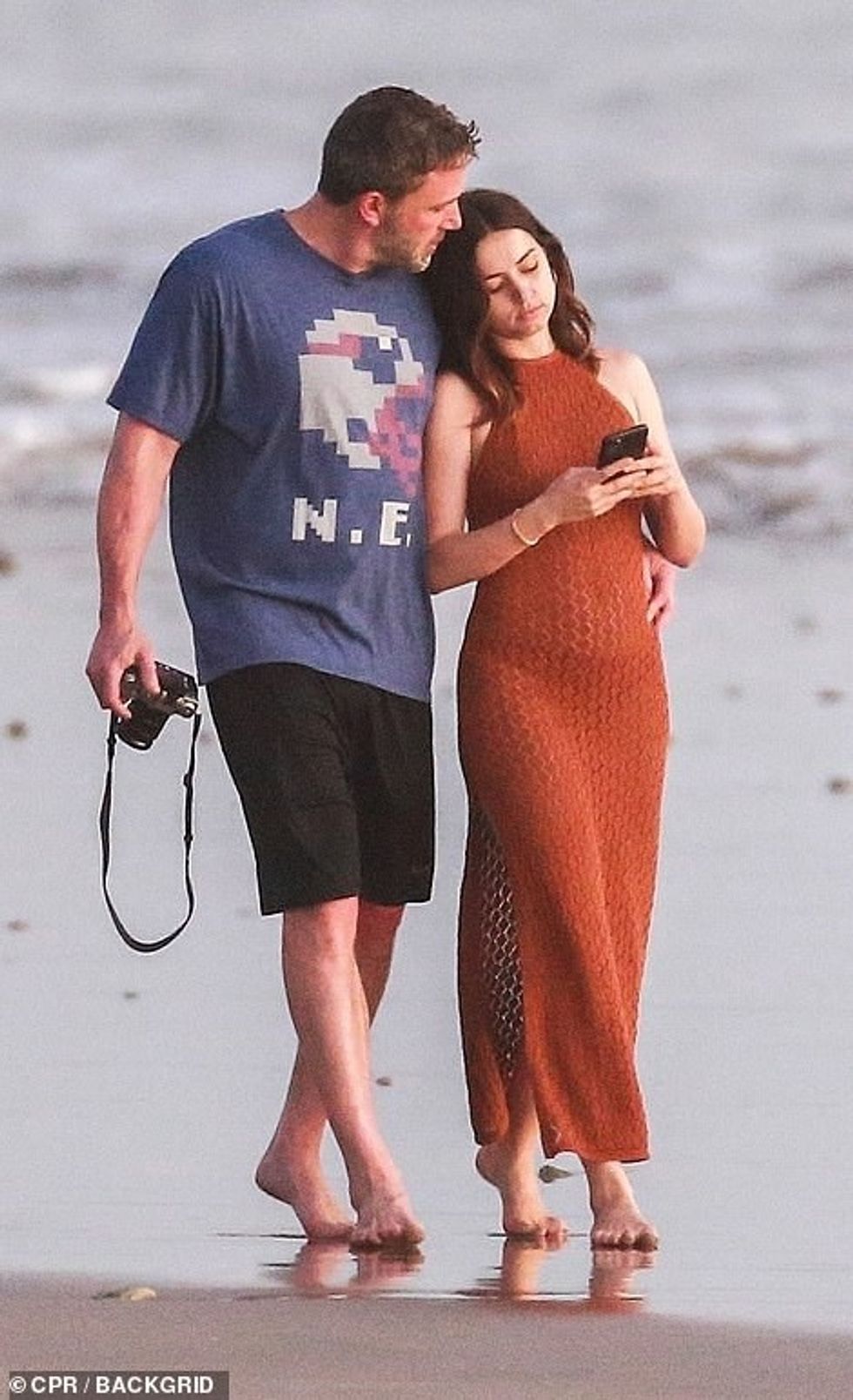 25861568 8102549 Ana 31 responded by leaning into the Hollywood star and placing a 104 1583977676874