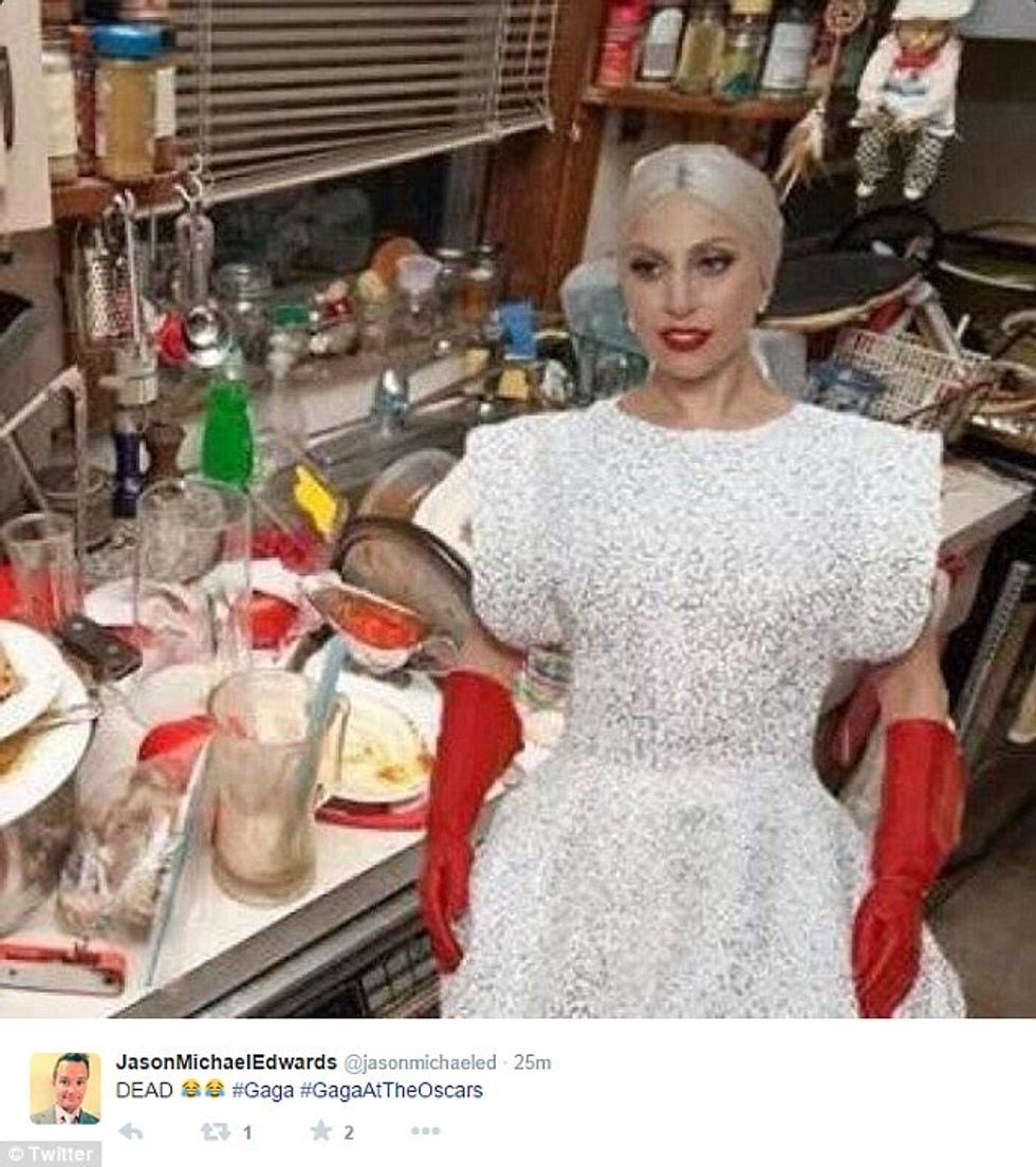 25F8BF5F00000578 2964624 Time to wash up Gaga is ready to wash the dirty dishes a 67 1424663455319