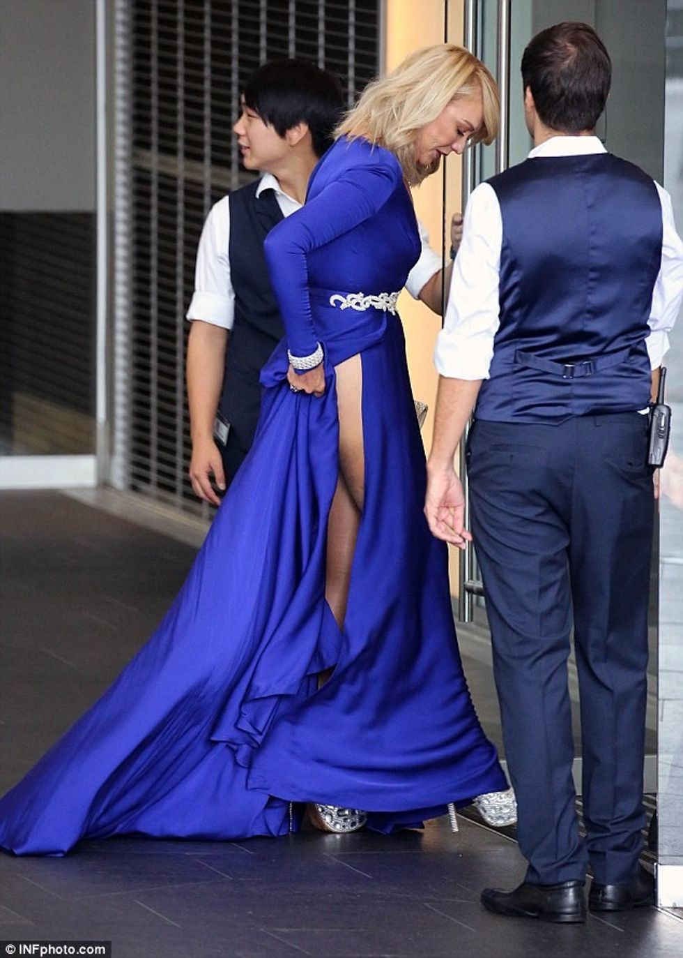 2696850C00000578 2992244 Cheeky The TV veteran s daring gown gave a glimpse of her shapel a 1 1426241786620