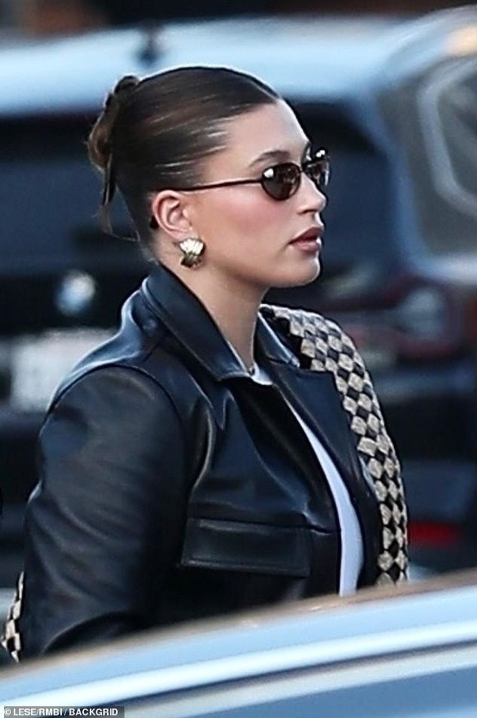 27-vjeçarja dukej elegante, e veshur me një bluzë të bardhë që tregonte stomakun e saj në rritje, xhinse blu të lehta dhe një xhaketë lëkure