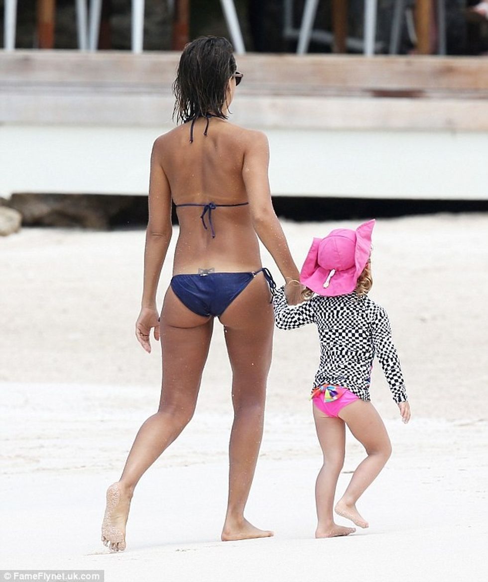 273E4FDA00000578 3024056 Too cute The little girl was dressed in a very fashionable sun s a 24 1428047186091