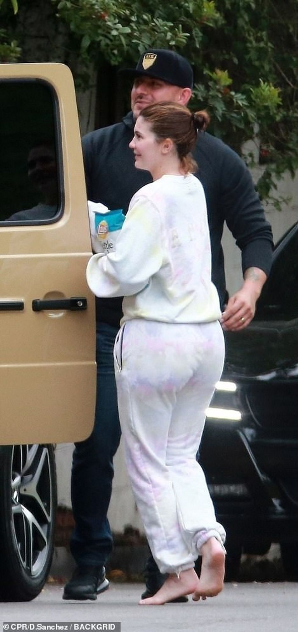 27425156 8237553 No fuss Kylie wore her natural shoulder length hair up in a casu a 111 1587400750802