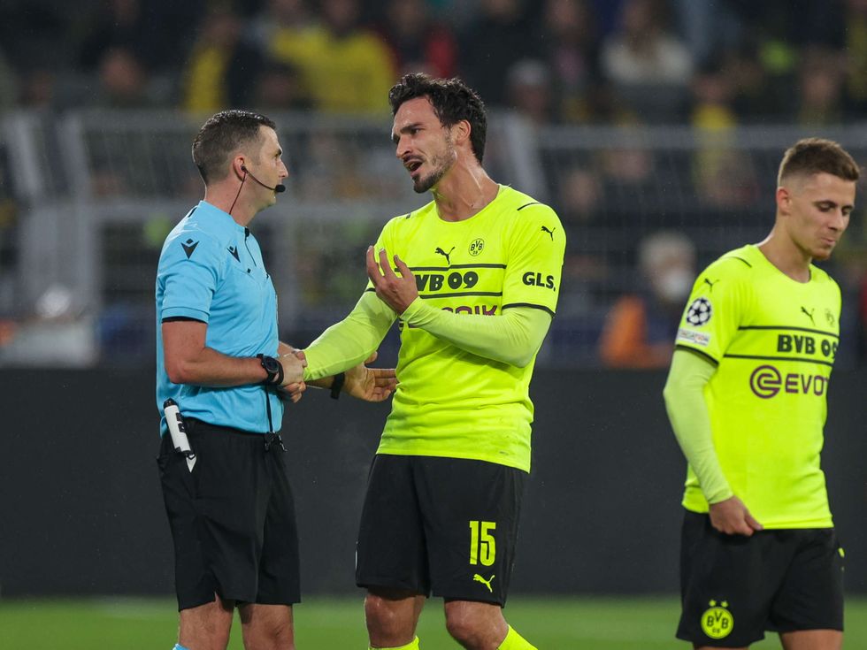 27432336 mats hummels im gespraech mit dem schiedsrichter 25Wed3zRRBe9