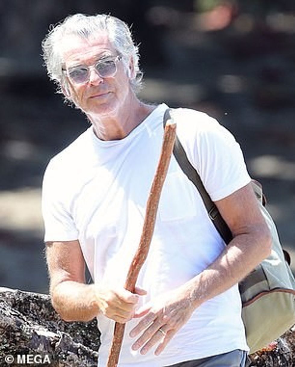 27451348 8239783 Casual The former James Bond actor went for a laid back look for m 18 1587460789959