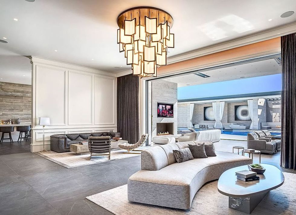 27622236 12414163 In April 2020 Kylie 25 bought a Holmby Hills compound which spra a 1 1692230655248