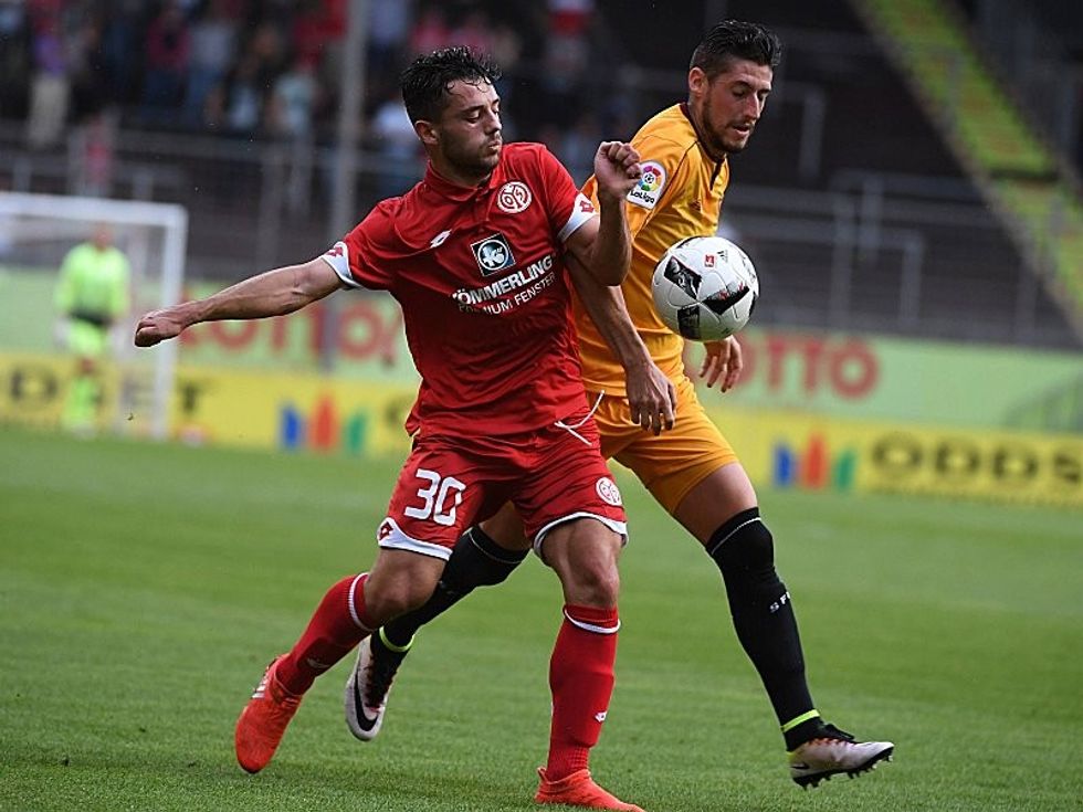 28.07.2016, xtkx, Fussball Testspiel, FSV Mainz 05 - FC Sevilla, emspor, v.l. Besar Halimi (FSV Mainz 05), Sergio Escudero (FC Sevilla) Mainz 28 07 2016 xtkx Football try out FSV Mainz 05 FC Seville emspor v l Besar Halimi FSV Mainz 05 Sergio Escudero FC Seville Mainz