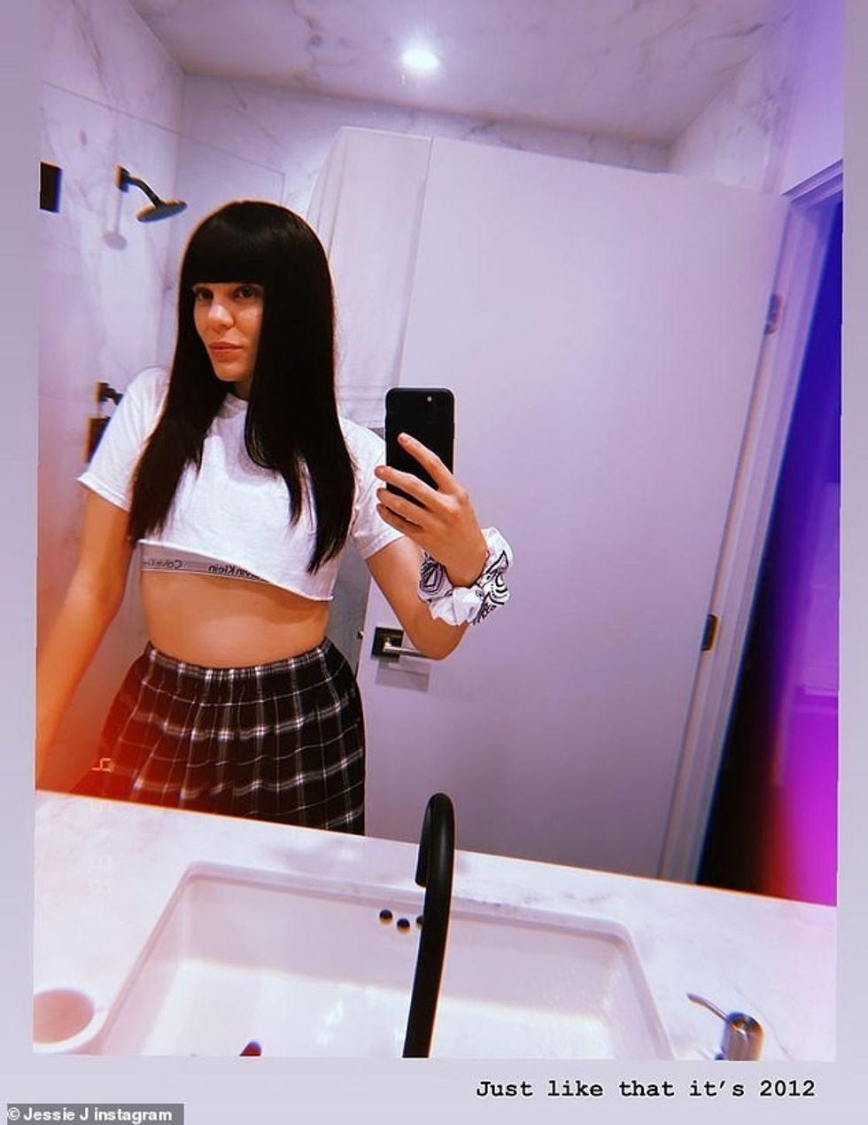 28028918 8288717 Jessie J shared pictures of herself modelling bold wigs as she e a 92 1588684389969