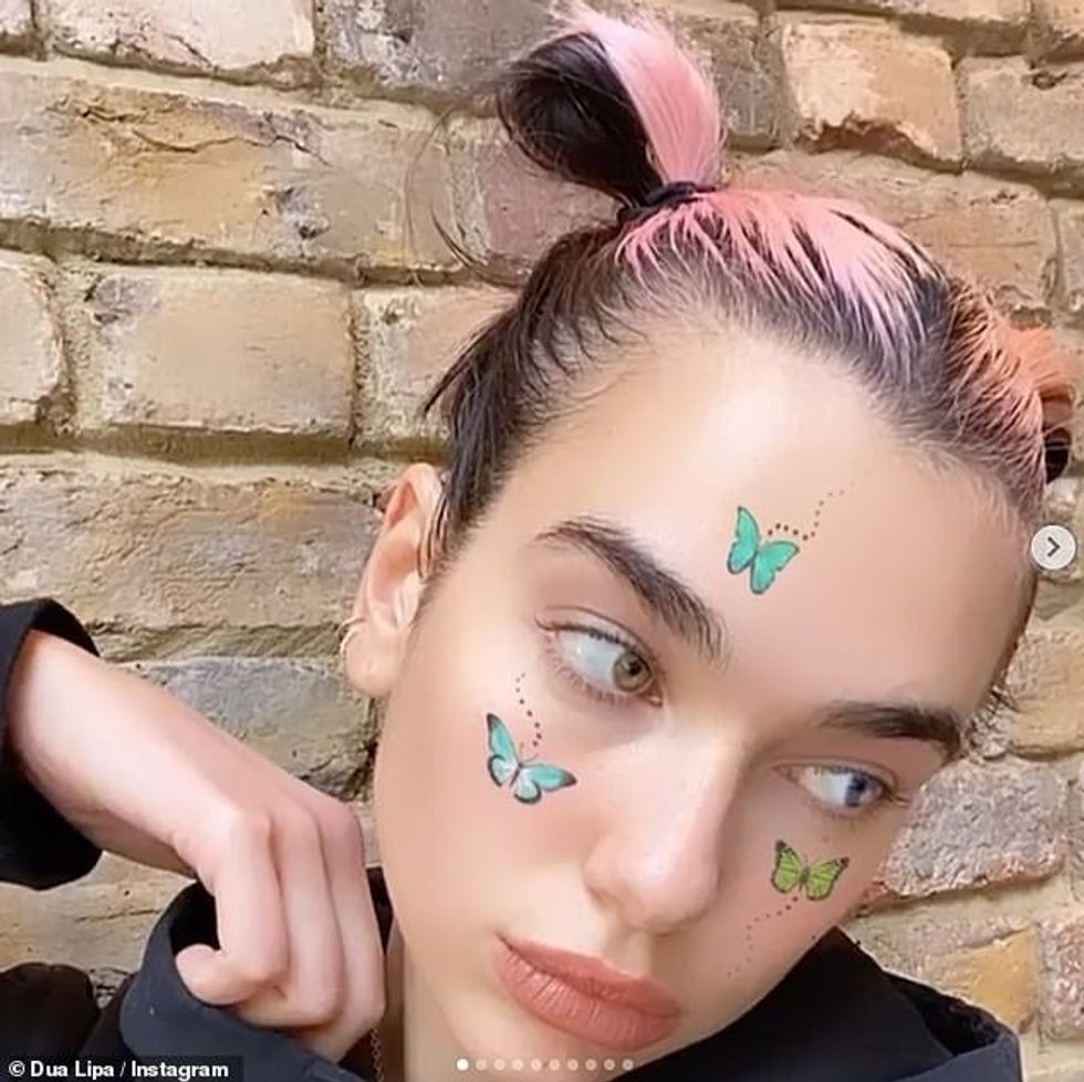 28850520 8358899 Old look The singer previously sported two tone blonde and raven a 10 1590517681668