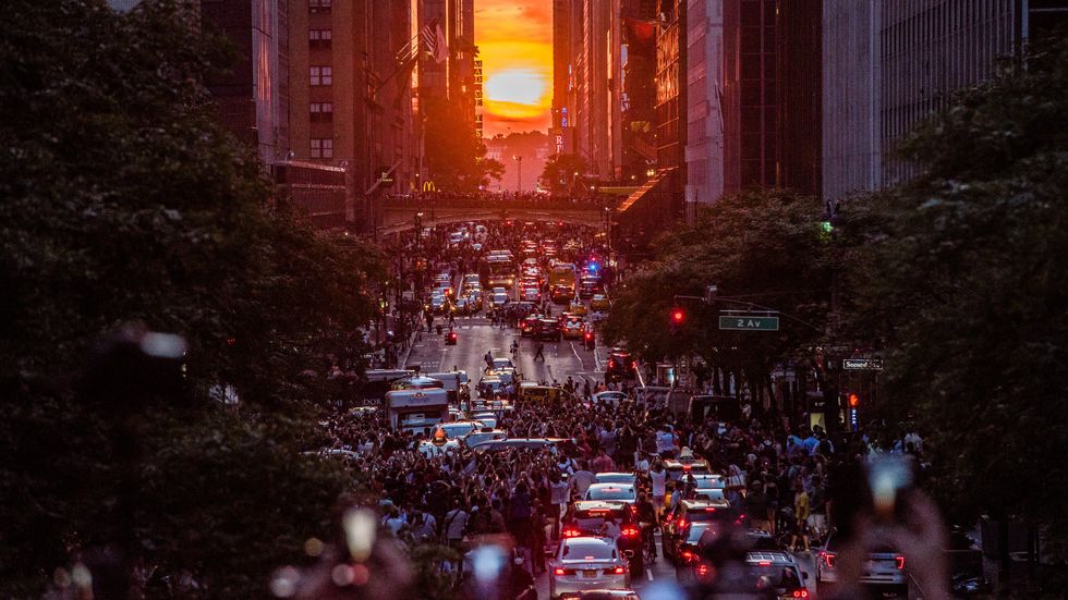 28MANHATTANHENGE1 videoSixteenByNine3000
