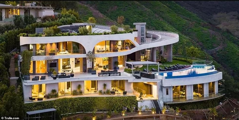 29834522 8441429 Splendor The massive rooftop includes a parking lot lined with f a 80 1592608918530