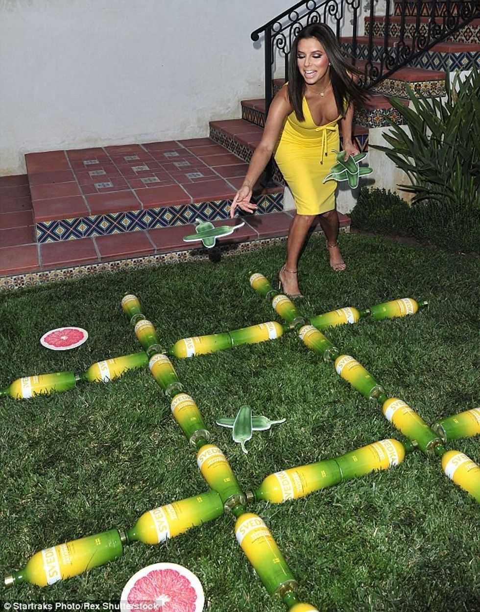 29B5DE0E00000578 3128509 She s game The fun loving star played a festive game Tic Tac Toe a 2 1434569810792