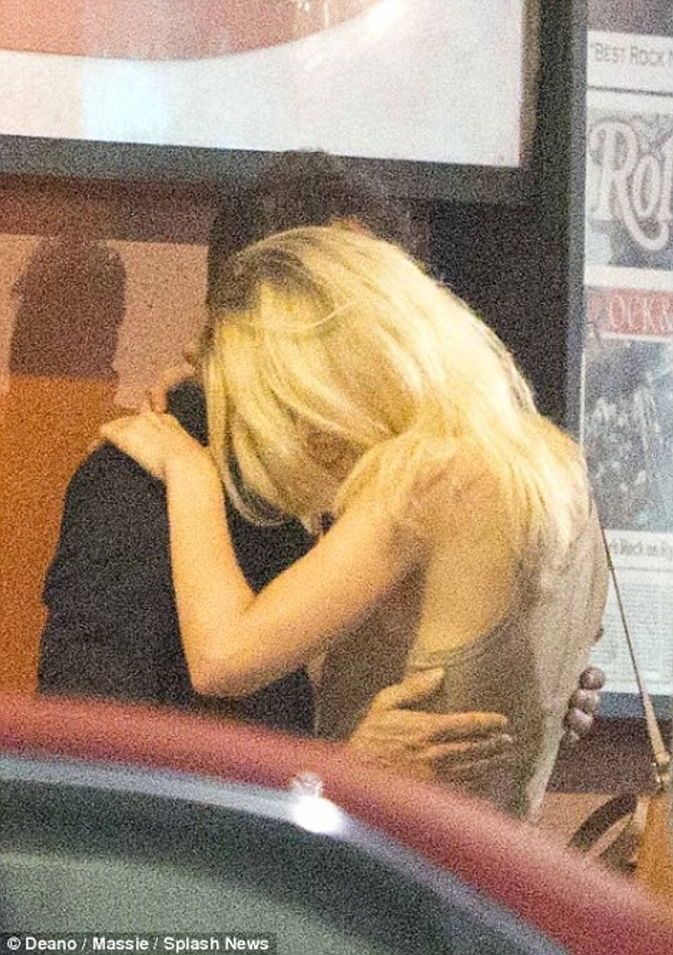 2AFC383500000578 3181889 Tender clinch Jessica was seen leaning into Jamie as they leaned m 73 1438384946662