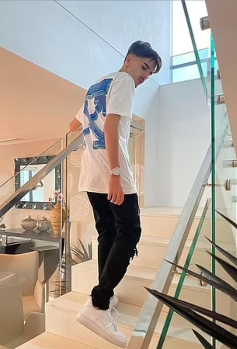 Crypto-millionaire, meet the Australian teenager who earns 30 thousand  dollars while he is asleep - he has Rolex watches and expensive cars -  Telegraph