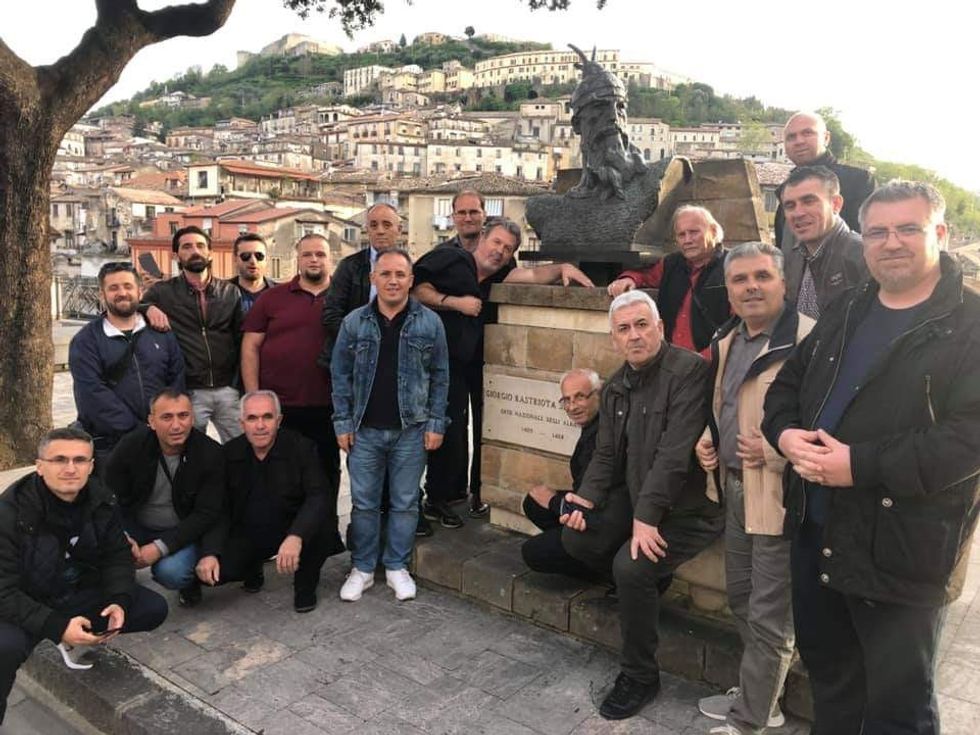 3. Kolektivi i ITSHKSH para bustit të Skënderbeut në Kozencë