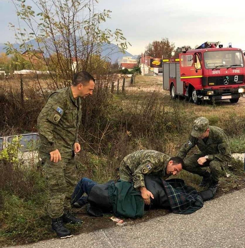 3. Pjesëtarë të FSK së shpëtojnë jetën e një qytetari të aksidentuar në aksin rrugor Gjakovë Prishtinë