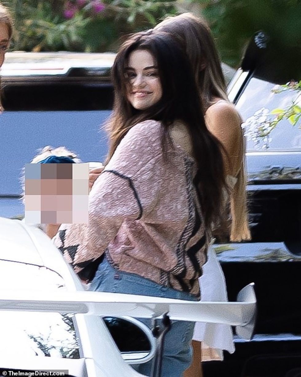 30095570 8464153 Outing Selena Gomez took some time off for work as she met up wi a 17 1593191057456
