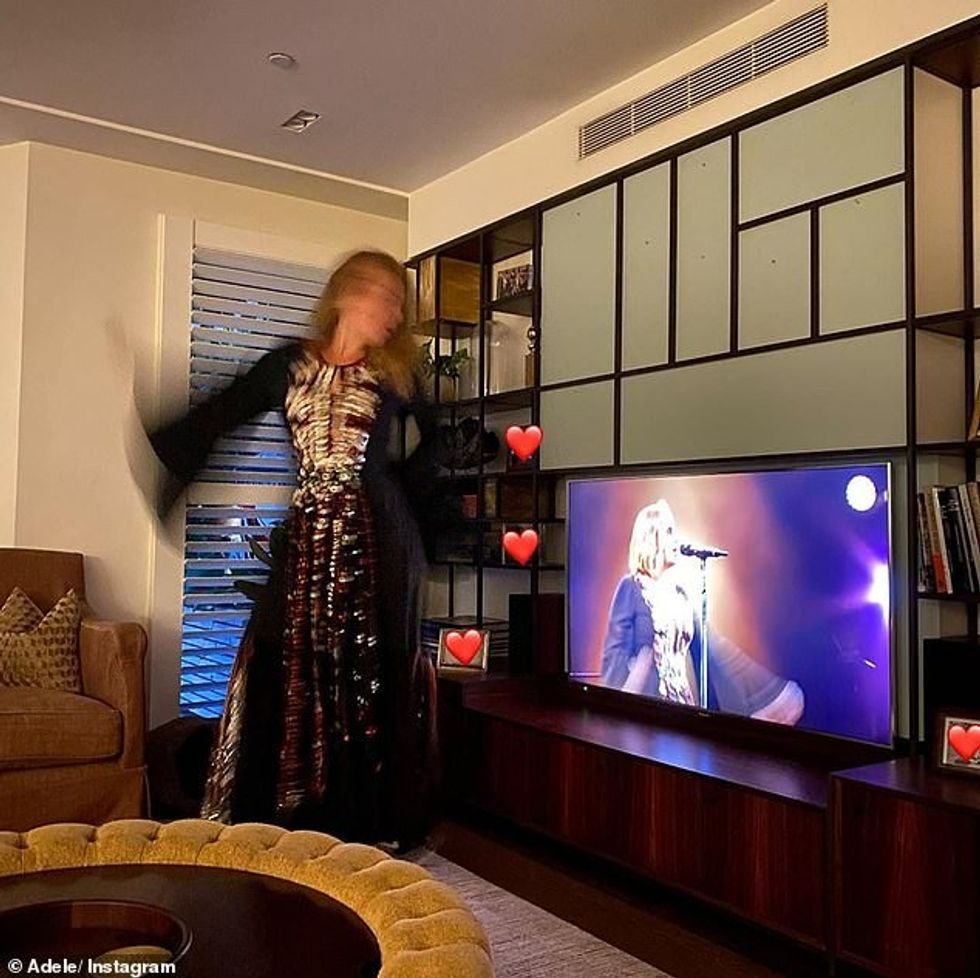 30134724 8467011 Wow The statement dress sheathed over her slender frame Adele is a 39 1593301955456