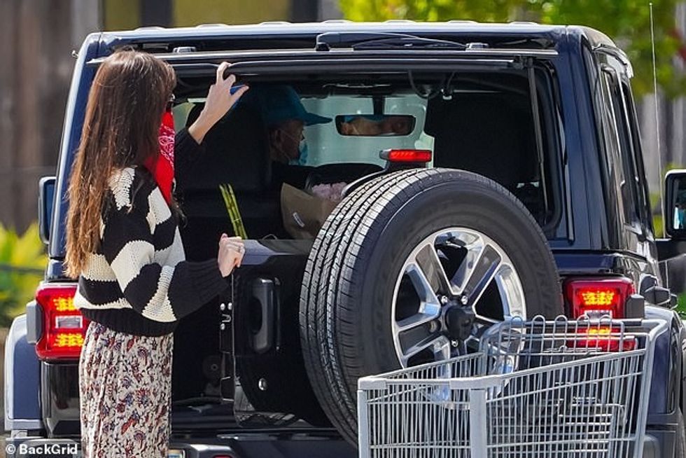 30181182 8470707 Boho The actress 30 teamed a black and white striped jumper with a 4 1593441556378