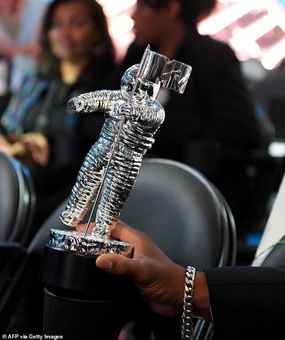 30192998 8471907 Shimmering Justin Timberlake was given the biggest award of the a 11 1593455785253