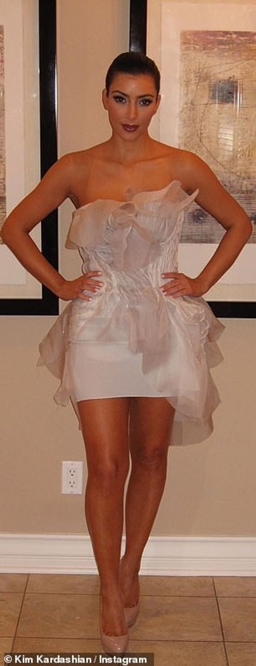 30474024 8497033 Fashion forward In a more glamorous look she wore a white mini d a 5 1594109892652