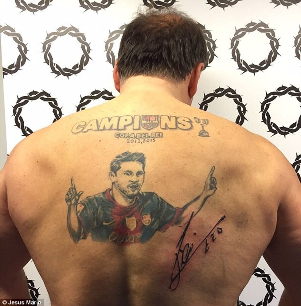 3097C13000000578 3417274 The fan then had Messi s signature permanently added to his back a 99 1453812623023