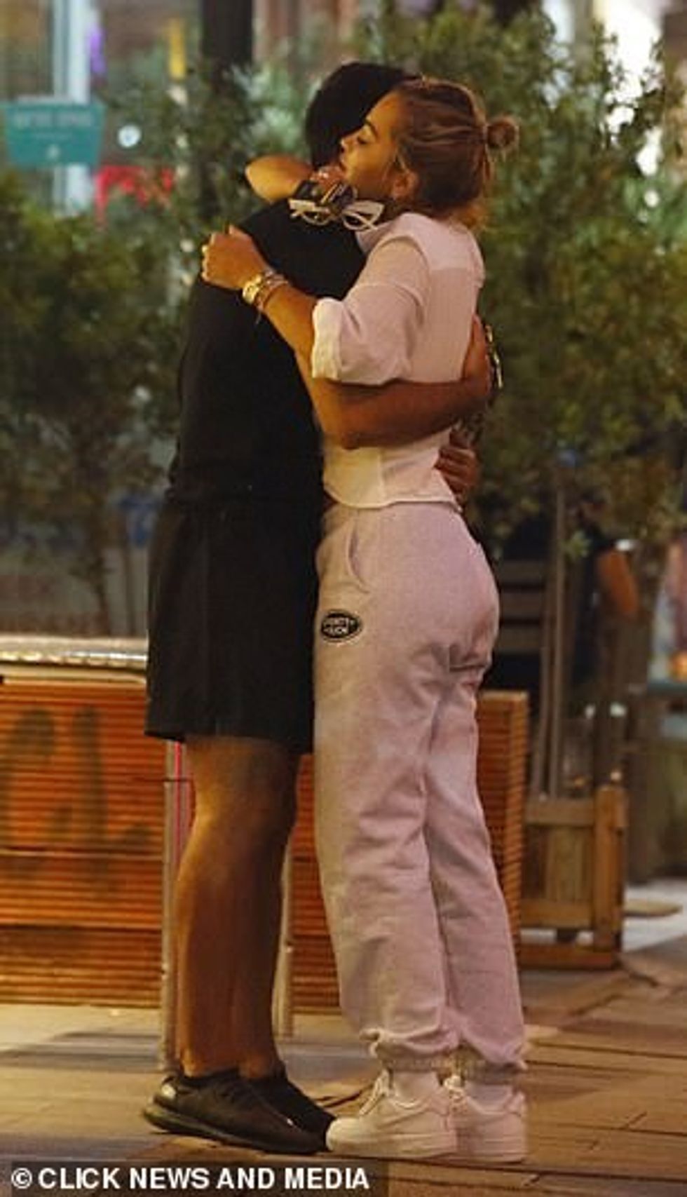 30984414 8541843 Outfit Rita cut a casual figure for the meal donning a white shi a 1 1595279099914