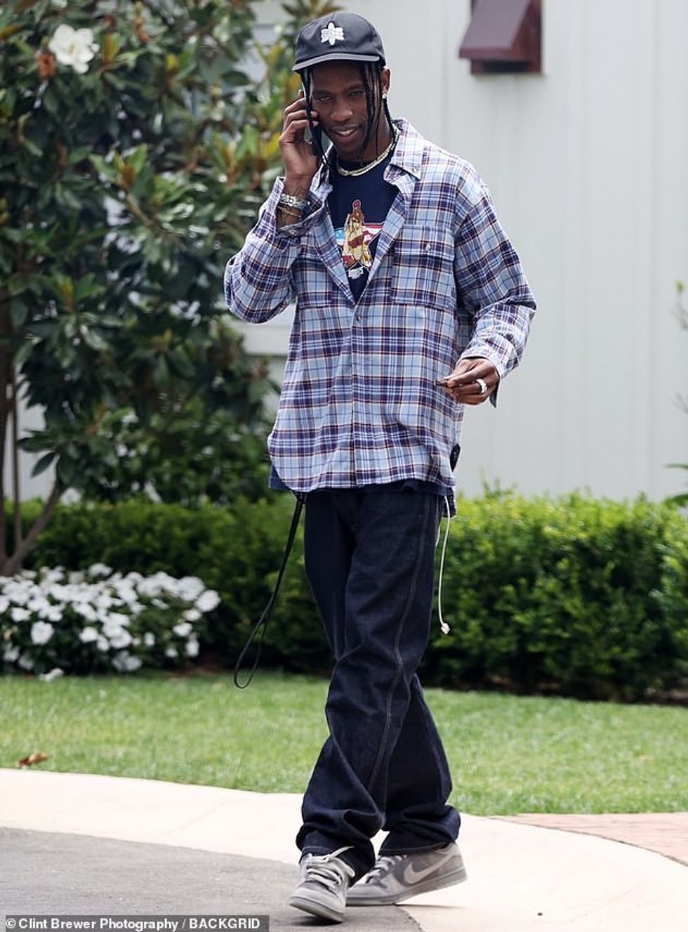 30999986 8543239 Cool dad Travis 28 sported a blue flannel over a matching printe a 33 1595314454525