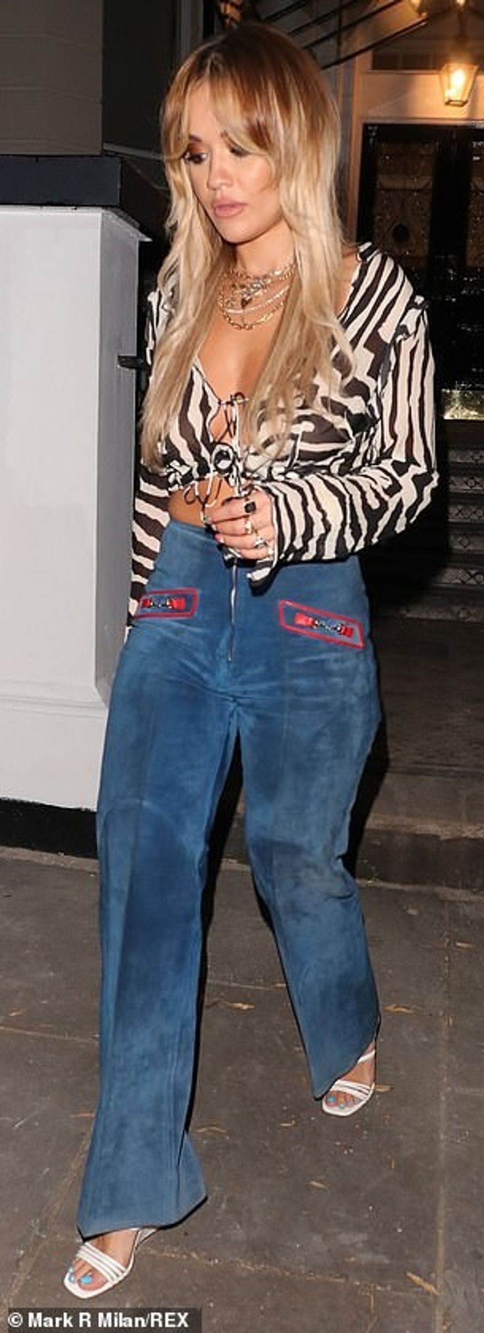 31167072 8558461 Standing out She accessorised the look with white heels a 4 1595635857823