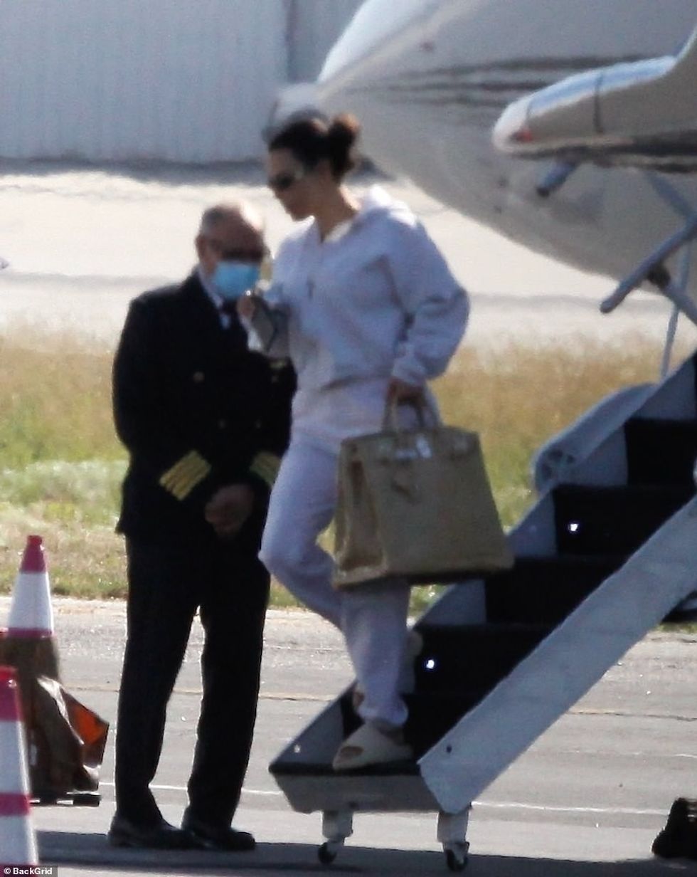 31309990 8570441 Kim Kardashian arrived back in Los Angeles on Tuesday alone afte a 25 1595984406011