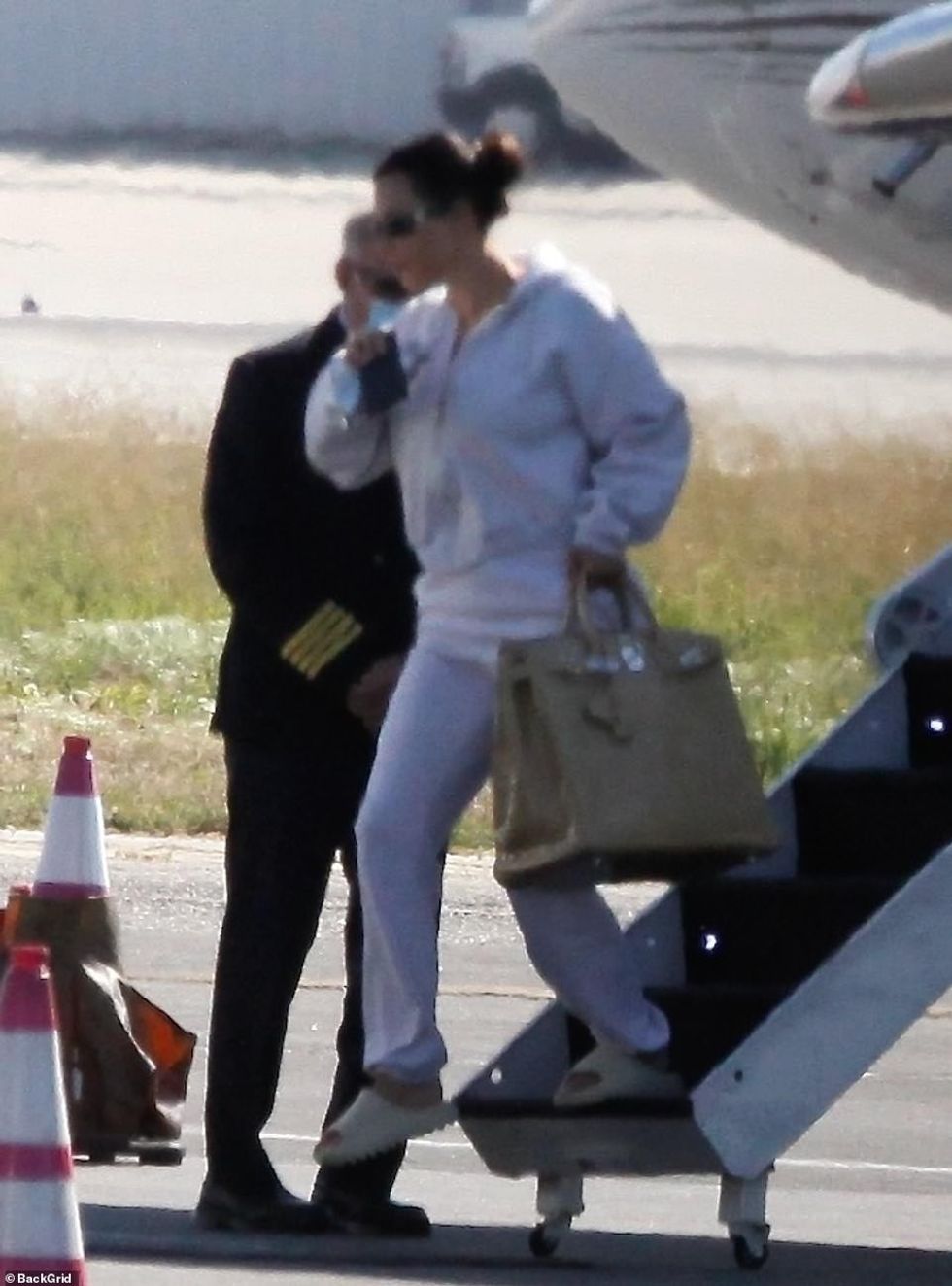 31310392 8570441 Low key look Kim wore grey sweats as she exited her private jet a 13 1595984405265
