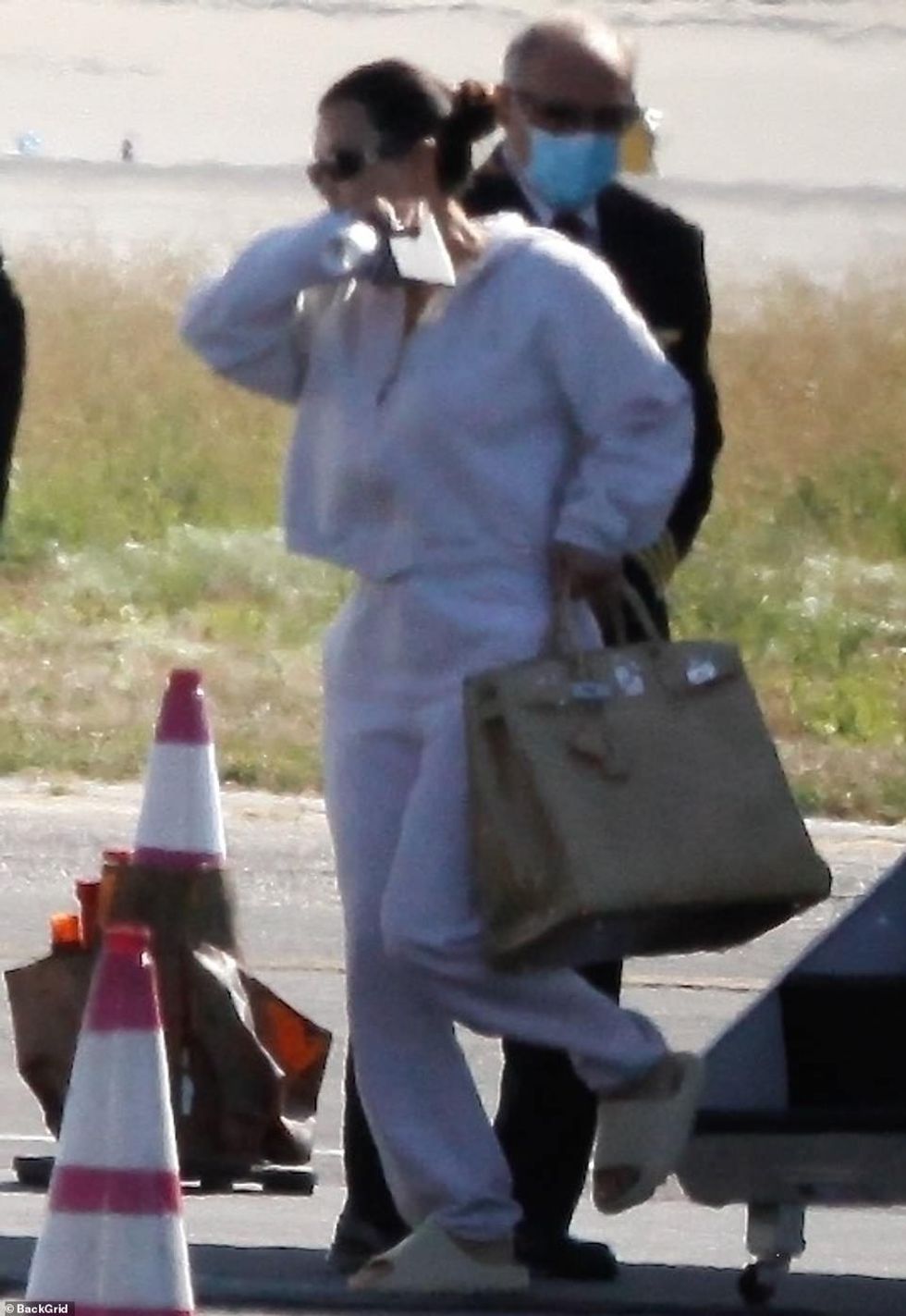 31310738 8570441 The makeup mogul carried a large Birkin bag with her for the sho m 50 1595985535970