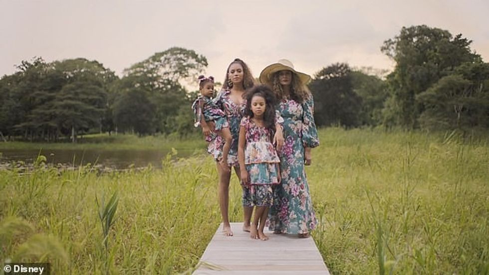 31428012 8581953 Family time All four of them are wearing matching floral outfits a 83 1596230519913