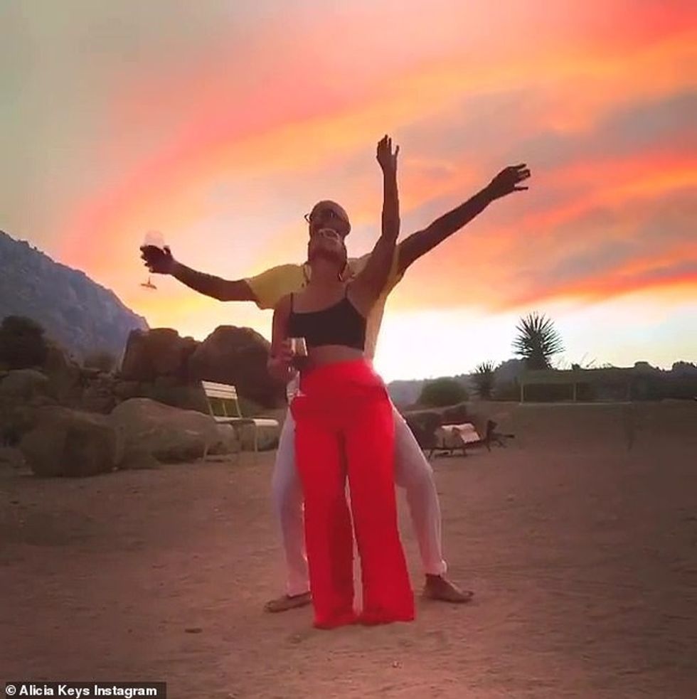 31488562 8586375 Ya man The couple sipped on wine as they grooved to a soothing r a 22 1596418371514