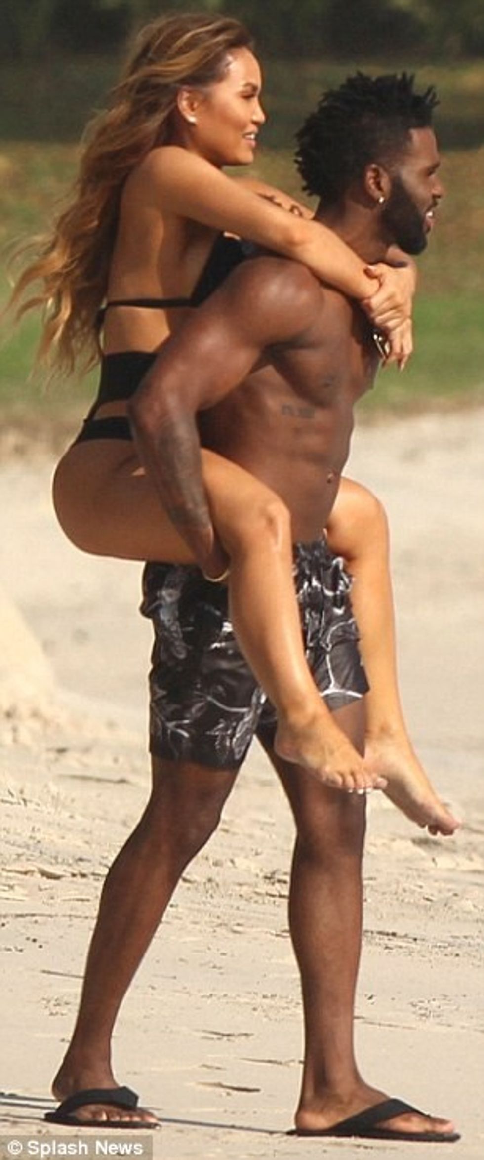 3209B59D00000578-3484448-Let_me_take_you_for_a_ride_He_not_only_kissed_her_but_held_her_h-a-61_1457549705104