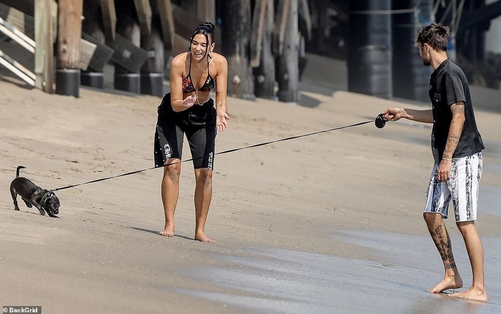 32290328 8656443 Puppy love The couple appeared to be besotted with Dexter as the a 323 1598216368710