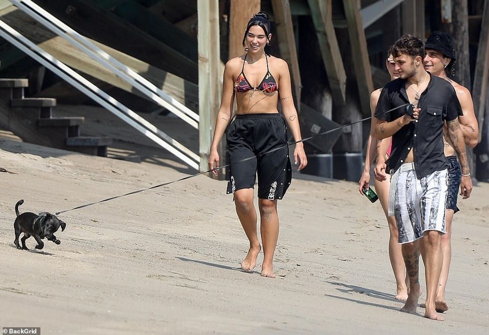 32290370 8656443 All eyes on you The group of friends couldn t take their eyes of a 328 1598216368719