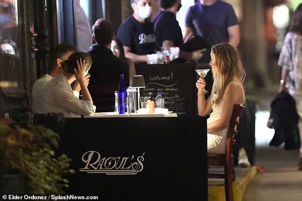 32508090 8674557 Bliss Jennifer Lawrence sips on a martini as she dines al fresco a 64 1598631809369