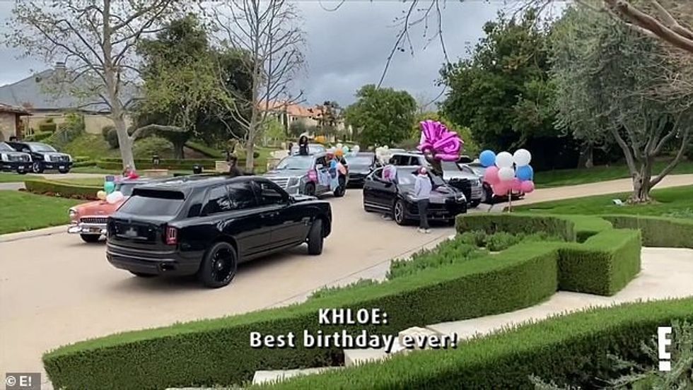 32779346 8698291 Let the good times roll A giant procession of cars crowded toget a 3 1599236092510