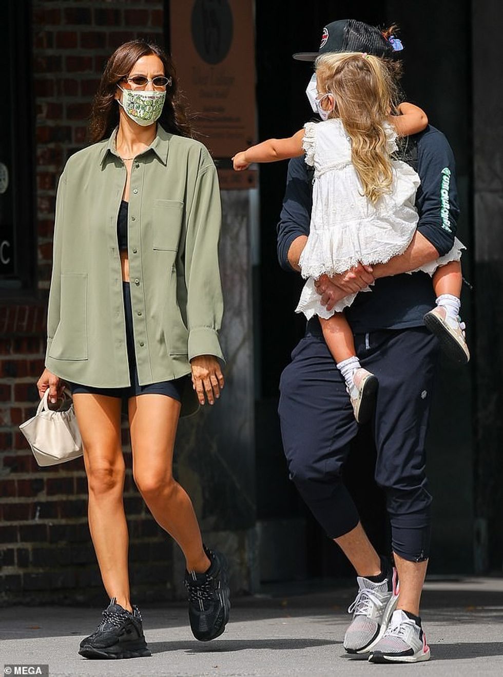 33029670 8720353 Sweetest Lea looked angelic donning a lacy white frock while dad a 32 1599776855678