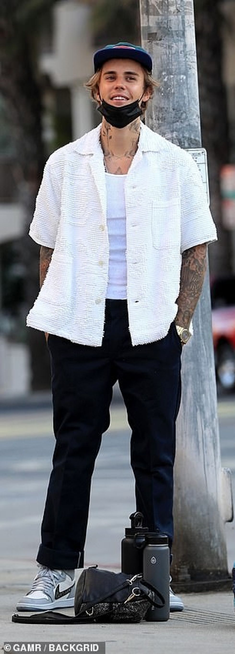 33363974 8749853 Accessories He paired the look with grey and white Nike sneakers a 76 1600490343704