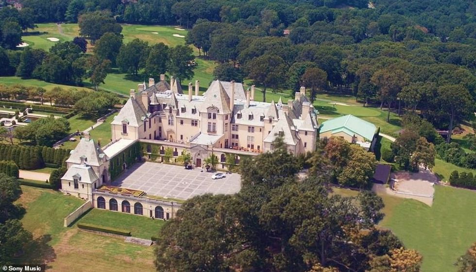 33595986 8770765 Fit for a queen The video opens with wide views of a sprawling m a 97 1600995377163