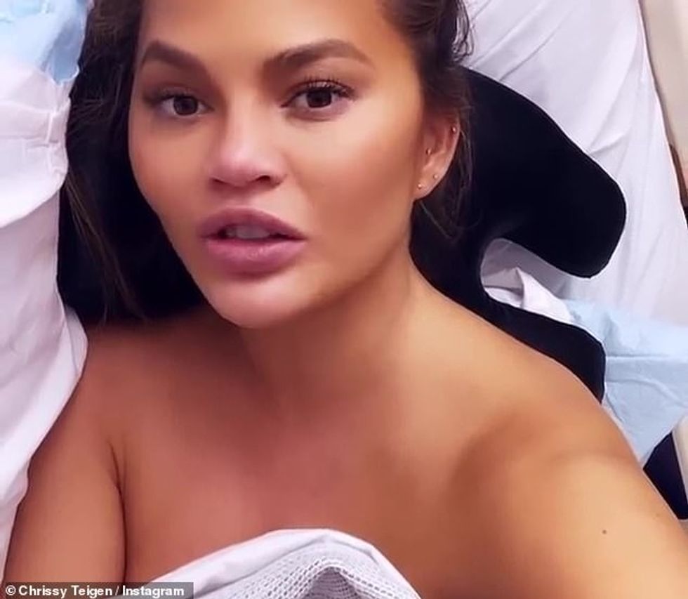 33708602 8783591 Hospital Chrissy Teigen has given her followers an update on her a 27 1601366023358